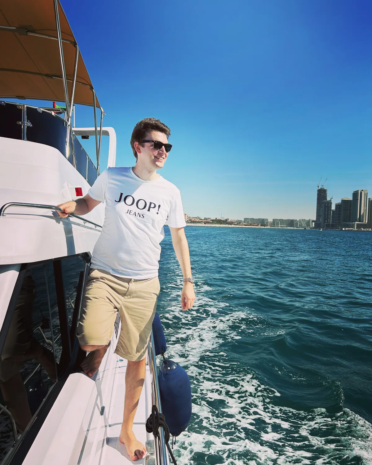 Frank auf einem Boot vor der Skyline von Dubai